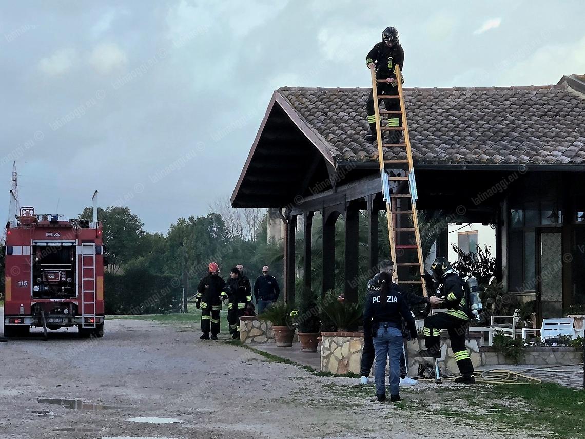 Principio d'incendio sul tetto di un ristorante, i vigili del fuoco evitano il peggio