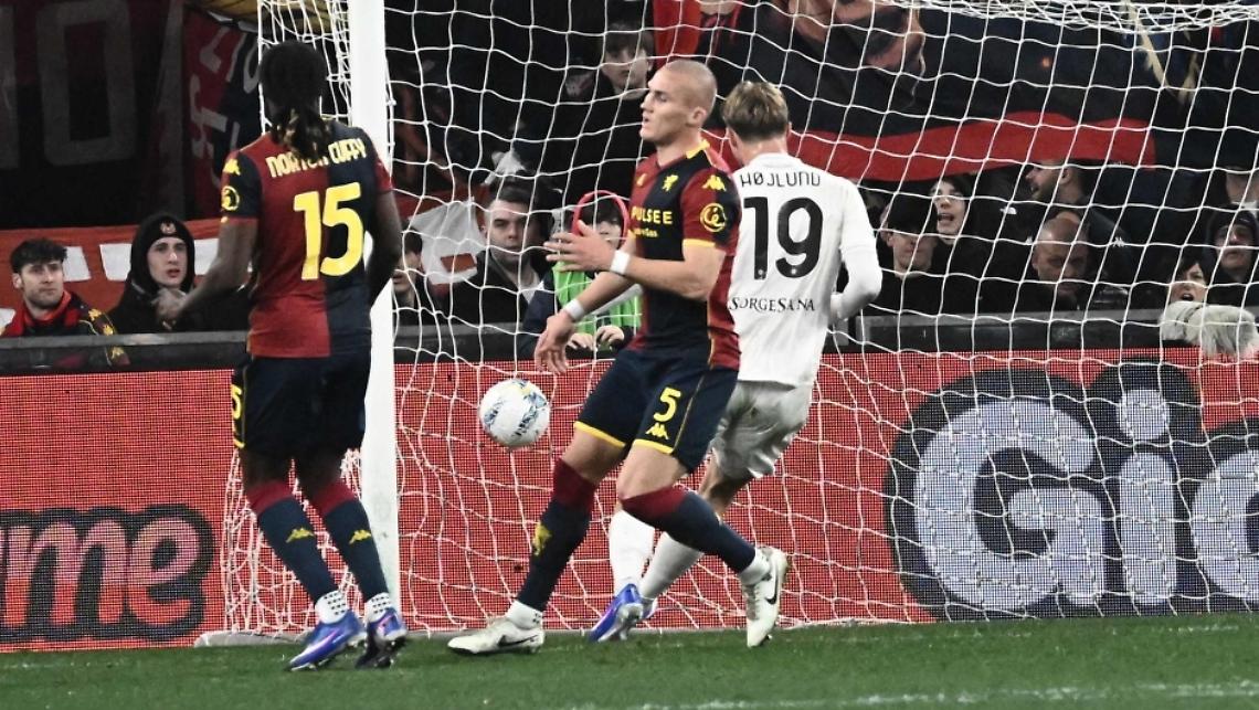 Il Napoli passa a Genova grazie ad un rigore di Hojlund al 95'