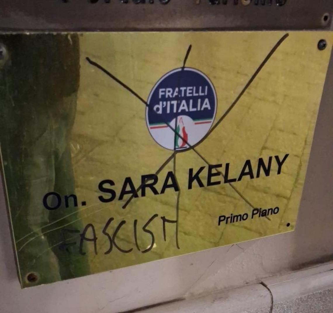 Atto vandalico ai danni dell'onorevole Sara Kelany, sfregiata la targa dell'ufficio