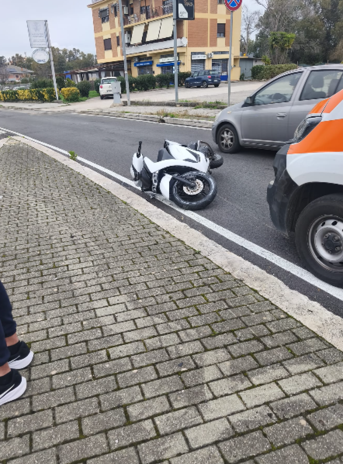 Latina, incidente tra auto e scooter in via Isonzo: un ferito
