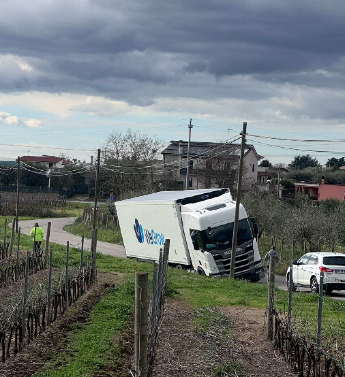 Cisterna, due incidenti in poche ore: camion fuori strada in via Toti