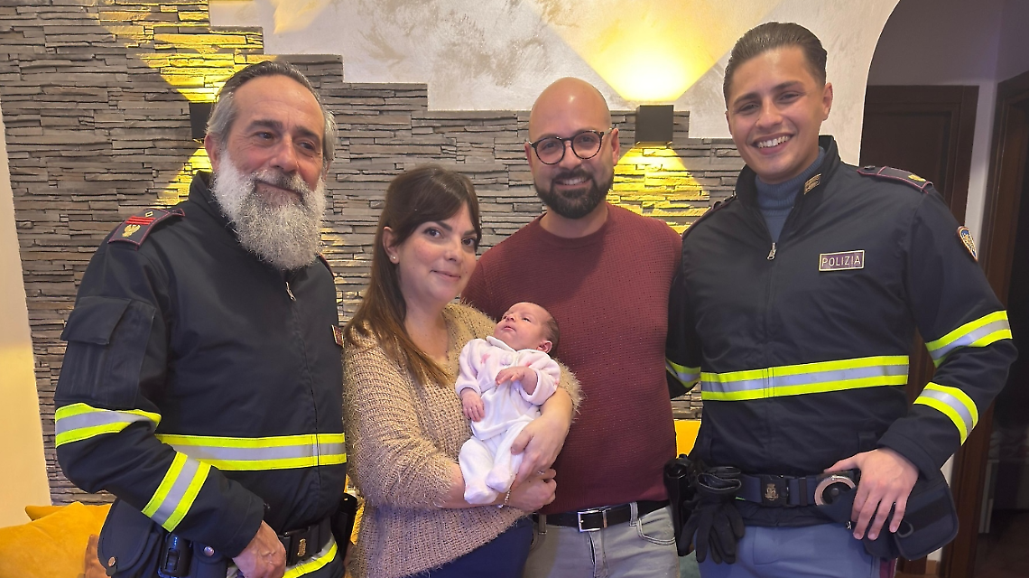 Deve partorire ma rimane bloccata nel traffico: scortata dalla Polizia