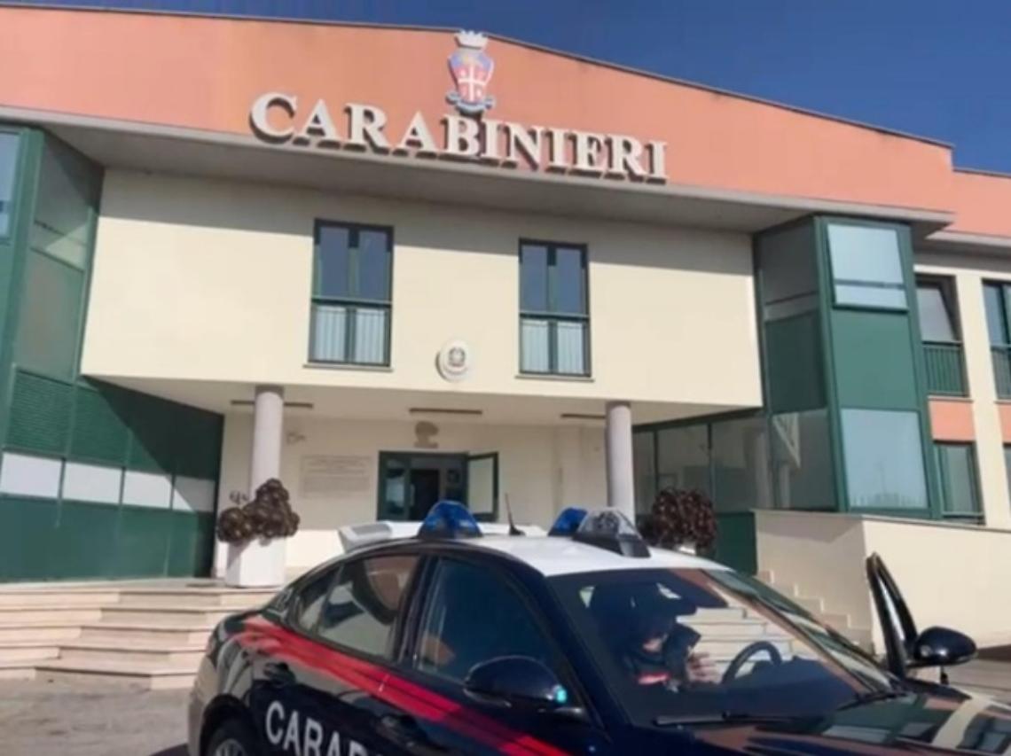 Tenta di incendiare auto e moto in strada, 60enne denunciata