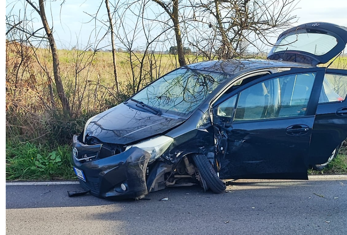 Scontro tra auto, tre feriti gravi tra Ardea e Aprilia