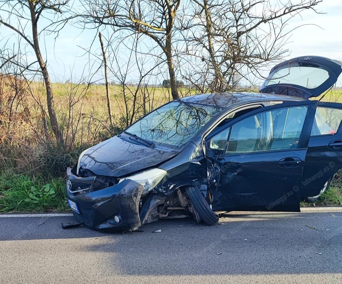 Scontro tra auto, tre feriti gravi tra Ardea e Aprilia