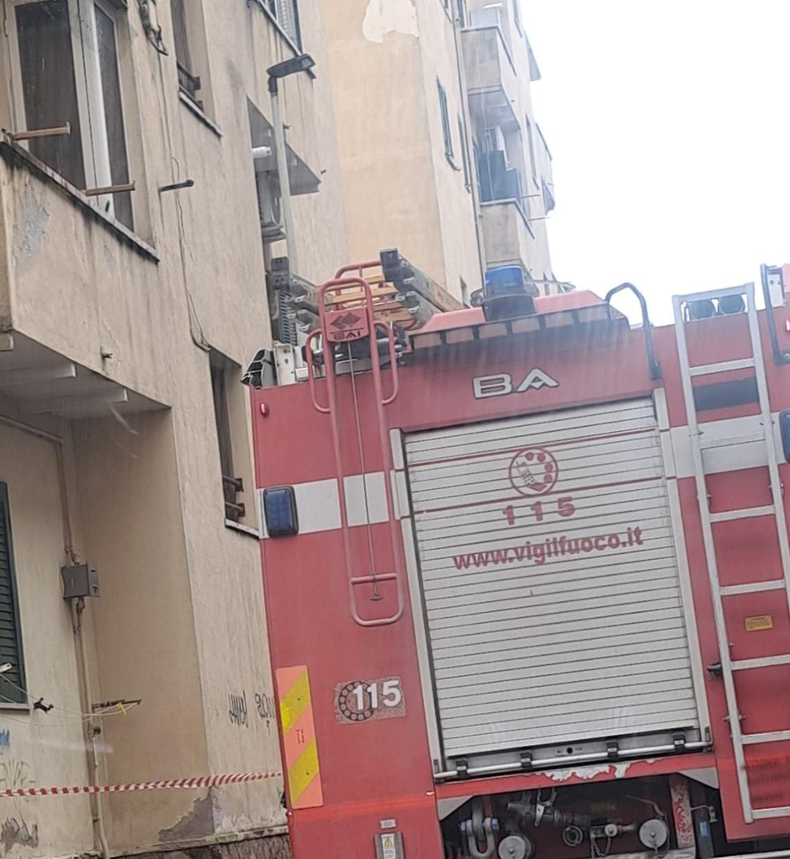 Cisterna, intonaco pericolante in via Fratelli Bandiera: intervengono i Vigili del Fuoco