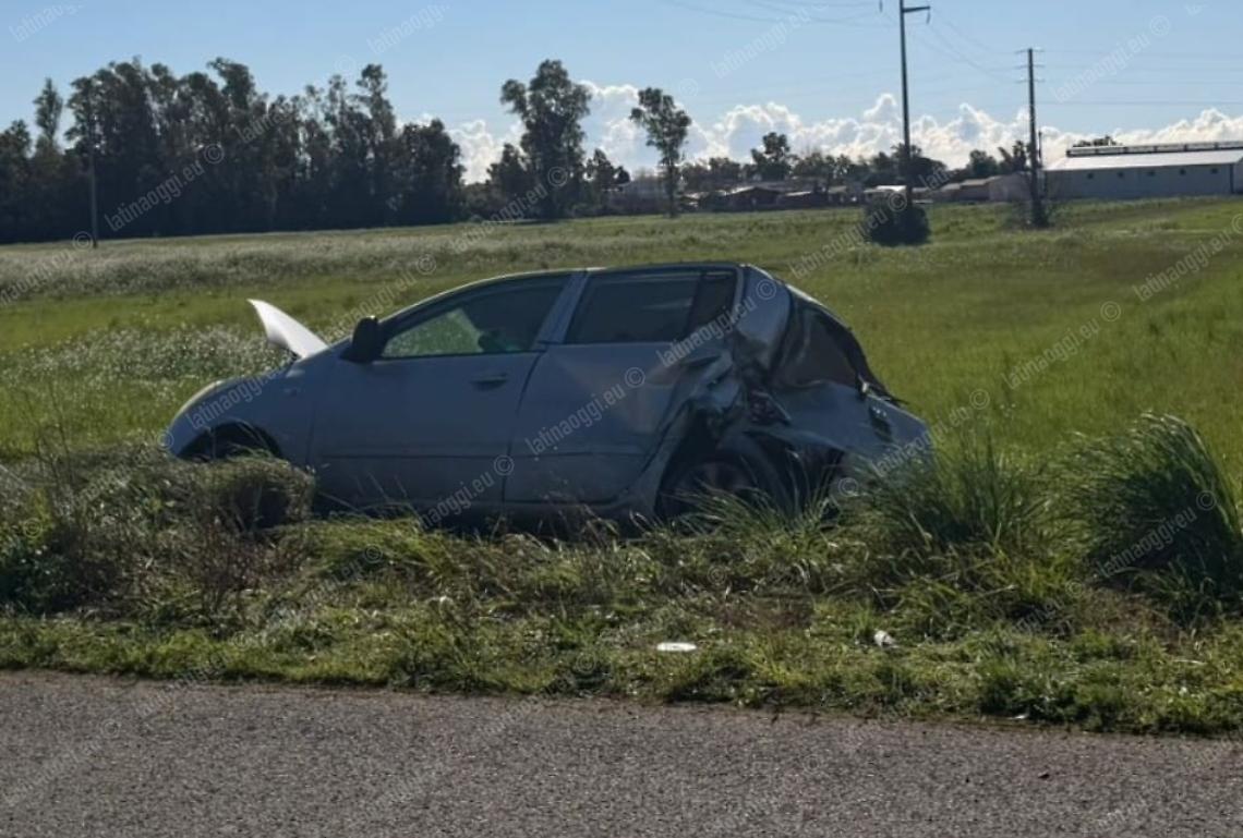 Scontro tra due auto sulla Pontina, una finisce fuori strada