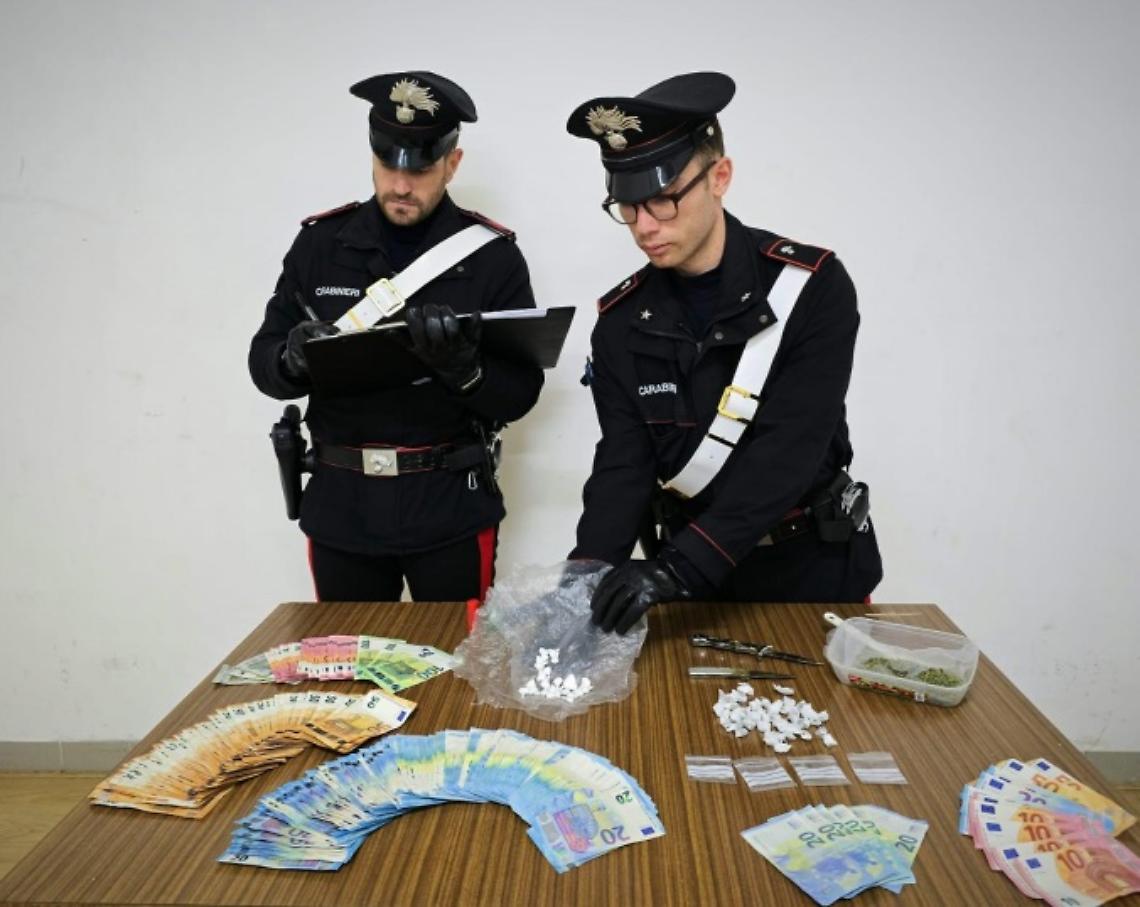 Spaccio di droga e banconote false, arrestati due giovani di 19 e 22 anni