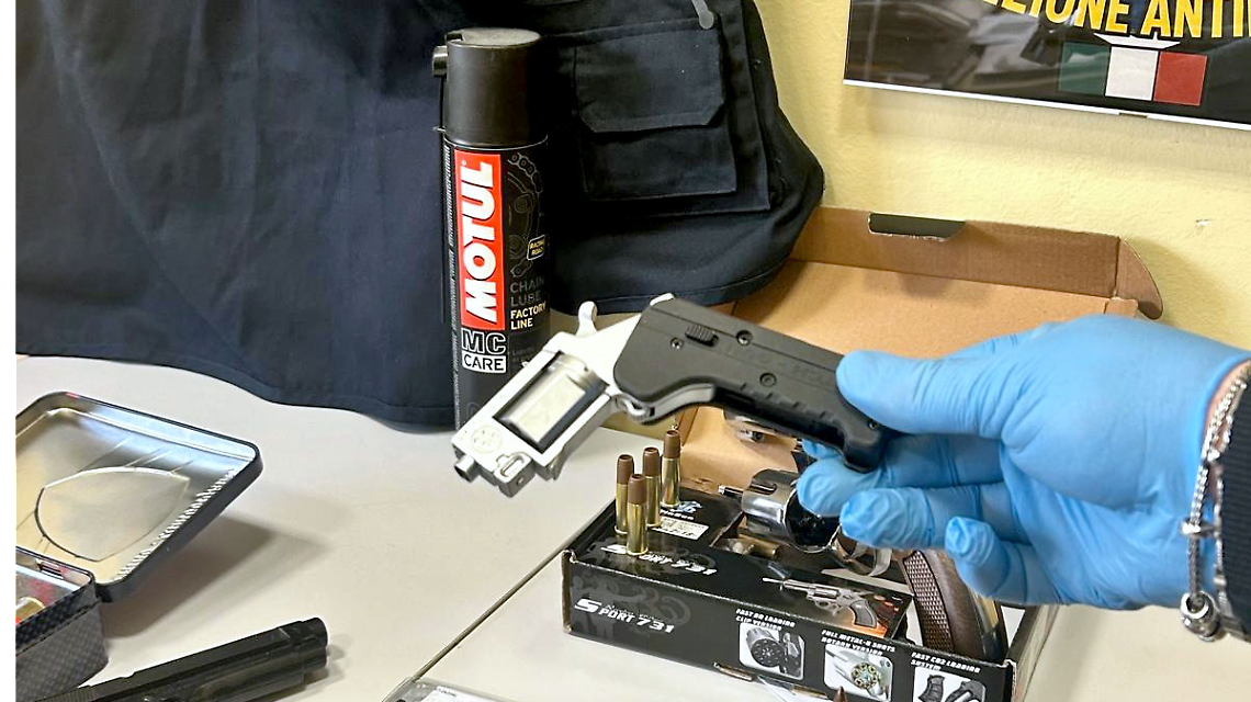 Pistole e lupara in casa di un buttafuori, la polizia cerca tracce sulle armi