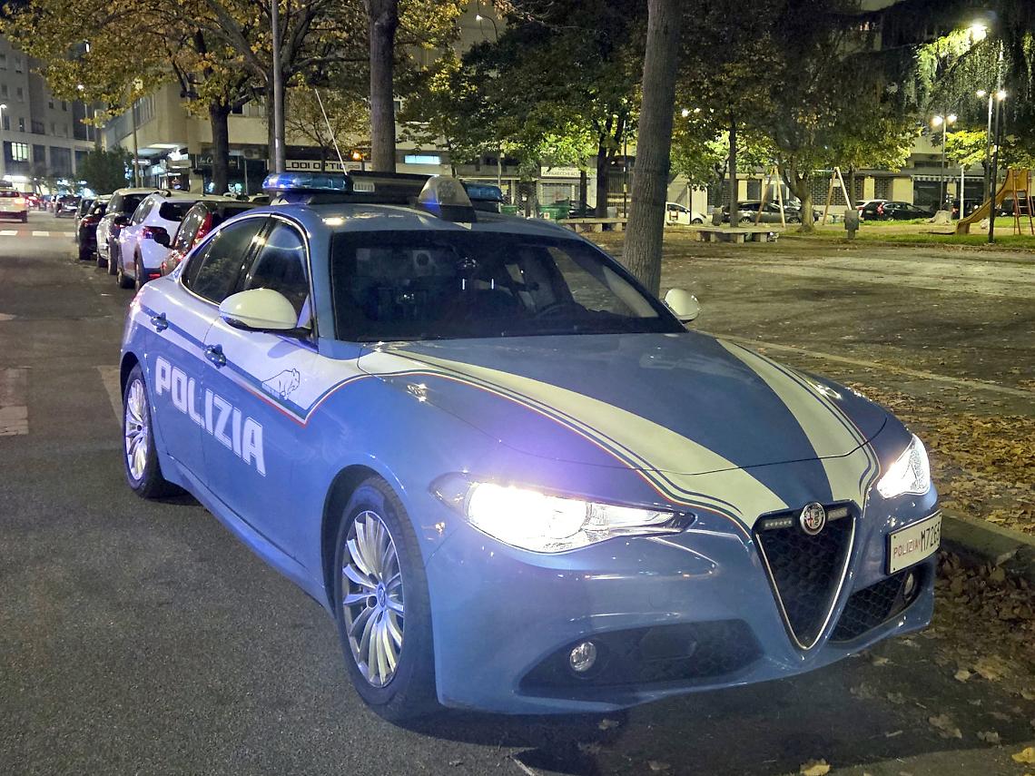 Due ragazzi incappucciati lo seguono, rapinato sull'uscio di casa