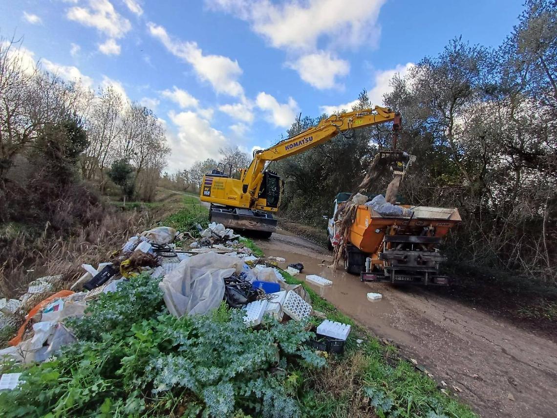 Ancora rifiuti gettati nei canali di Fondi, raccolte tonnellate di materiali