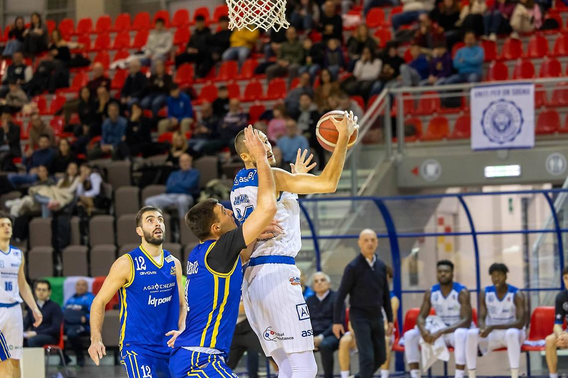 Latina ingrana la sesta, batte Nocera e si avvicina alla vetta