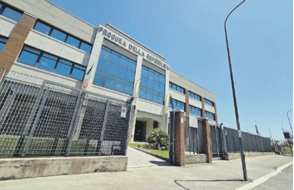 Braccialetto elettronico per un pensionato: ha spiato la moglie con una telecamera