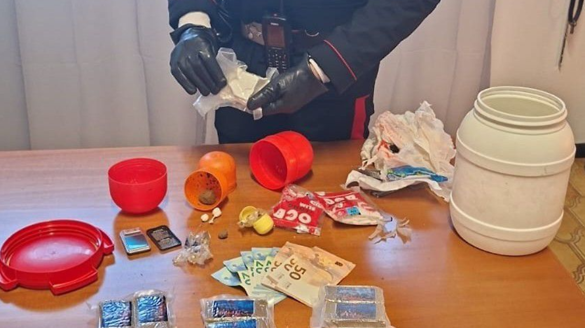 I Carabinieri scoprono droga in casa ad un 76enne