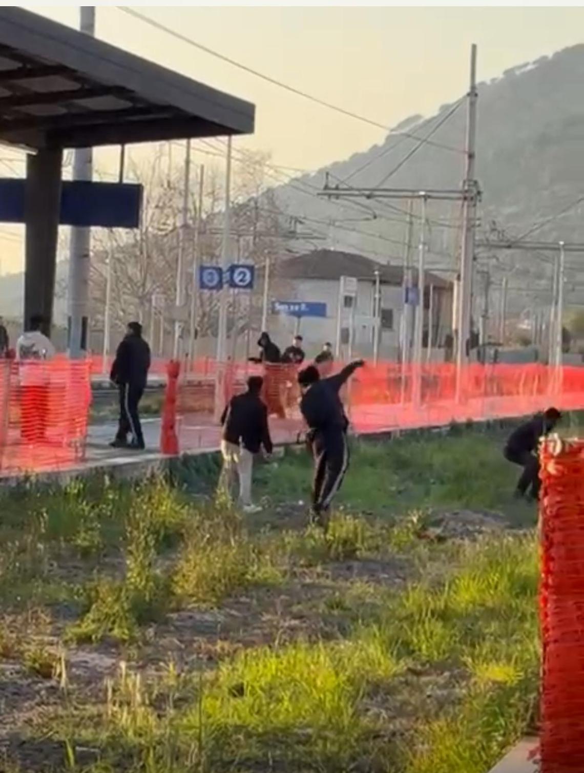 Sezze, scontro tra immigrati alla stazione: lancio di sassi