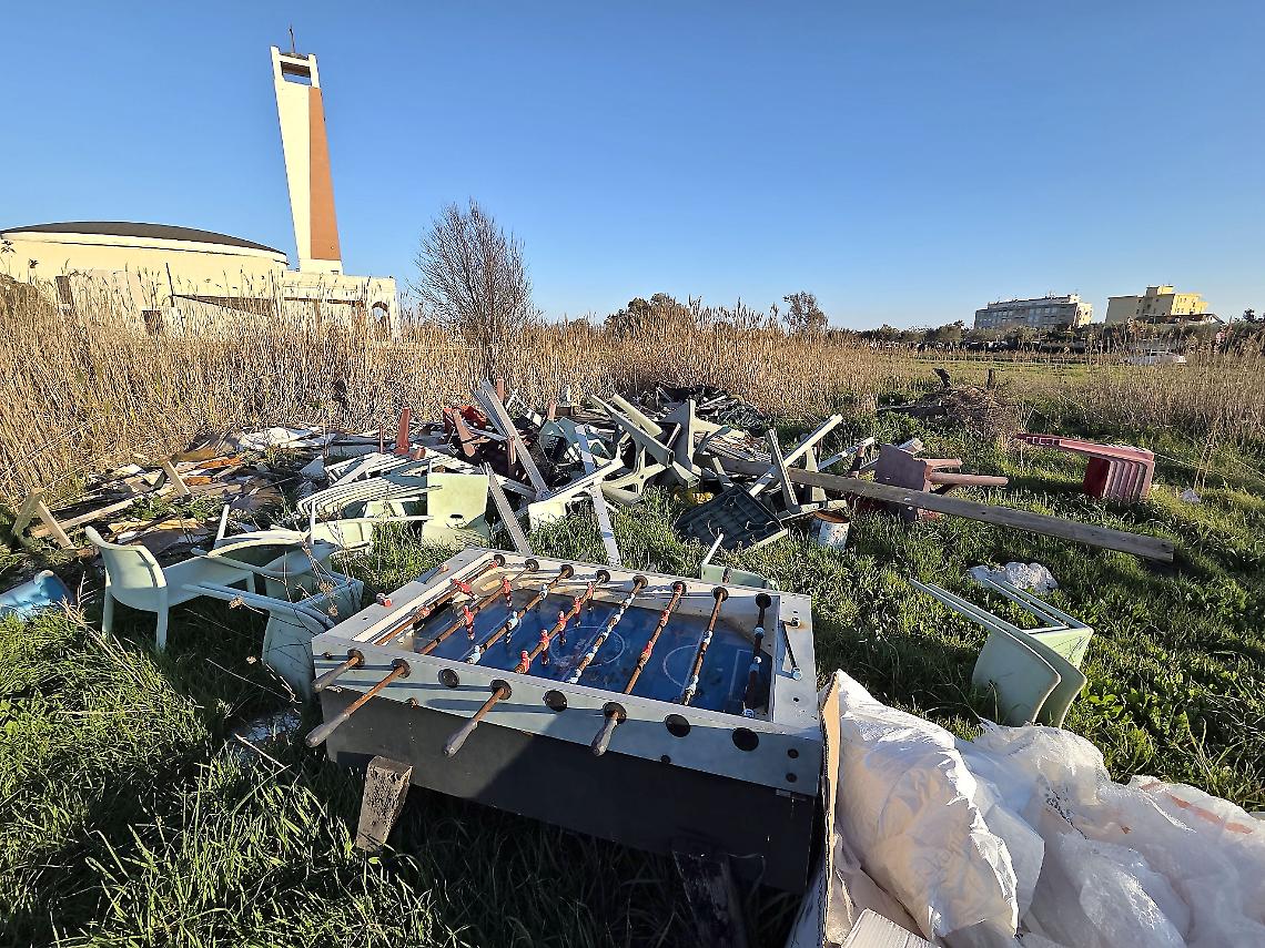 Al lido una maxi discarica abusiva di rifiuti speciali