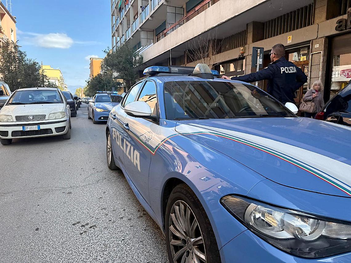 Sorpresi a rubare nel furgone reagiscono con violenza, presi dalla Polizia