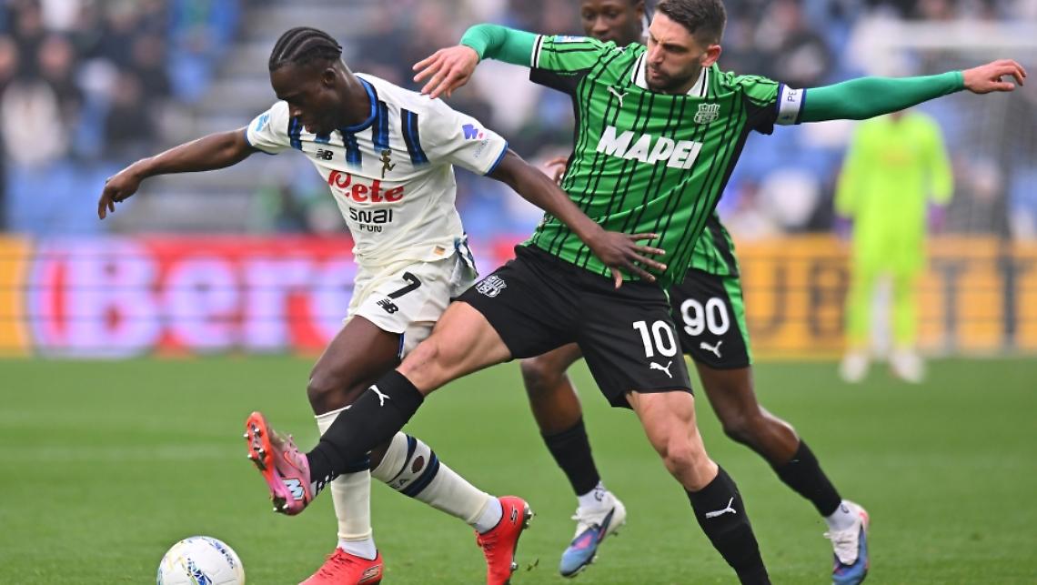 Il Sassuolo frena in dieci la corsa Champions dell'Atalanta: 2-1 il finale