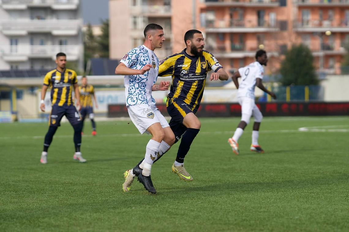 Latina, un punto in rimonta in casa del Giugliano