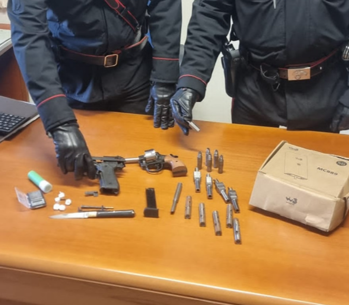 Sonnino: spaccio e arsenale illegale. Arrestato 45enne, denunciato 47enne per favoreggiamento