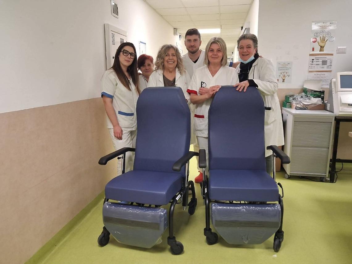 Raccolta fondi a Norma per l'ospedale, donate due poltrone