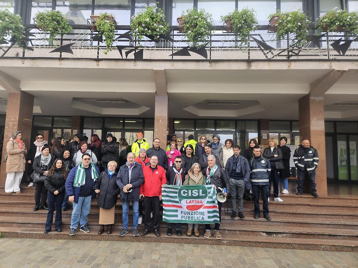 Aprilia Multiservizi, esternalizzazione congelata dopo la protesta dei lavoratori