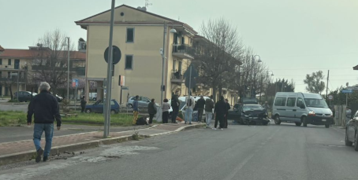 Frontale a Borgo Flora: uomo in codice rosso al Goretti, illesa una famiglia di turisti
