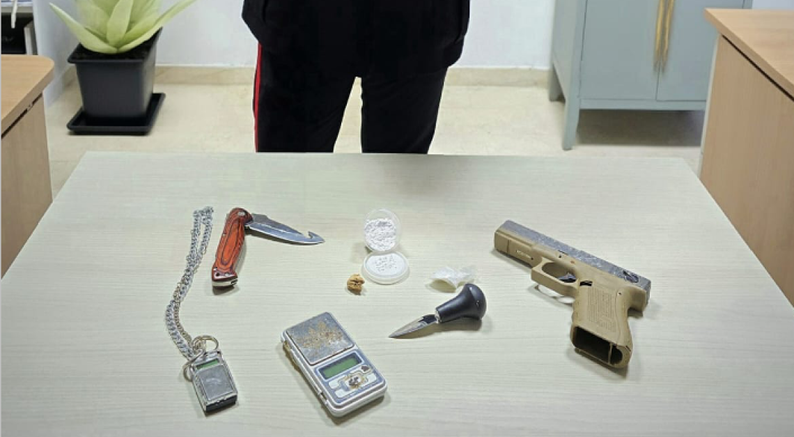 Trovata in possesso della droga acquistata poco prima e di un coltello. I Carabinieri denunciano due donne