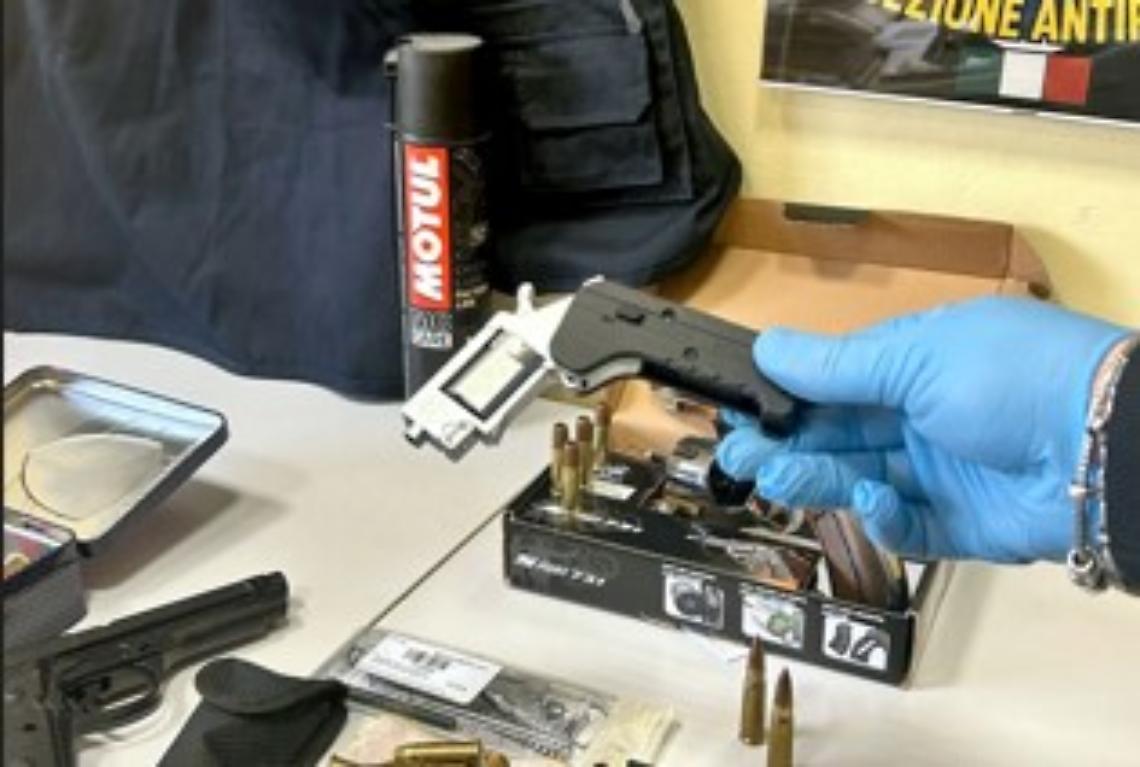 Concessi gli arresti domiciliari al buttafuori arrestato con le armi