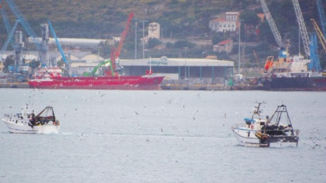 Prezzi folli, pesca in difficolt&agrave;. Il costo del gasolio salito in pochi giorni, l&rsquo;appello della flottiglia locale