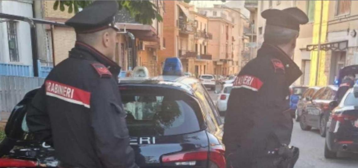 Fermato in auto con coltello e bastone, rifiuta i test antidroga: denunciato