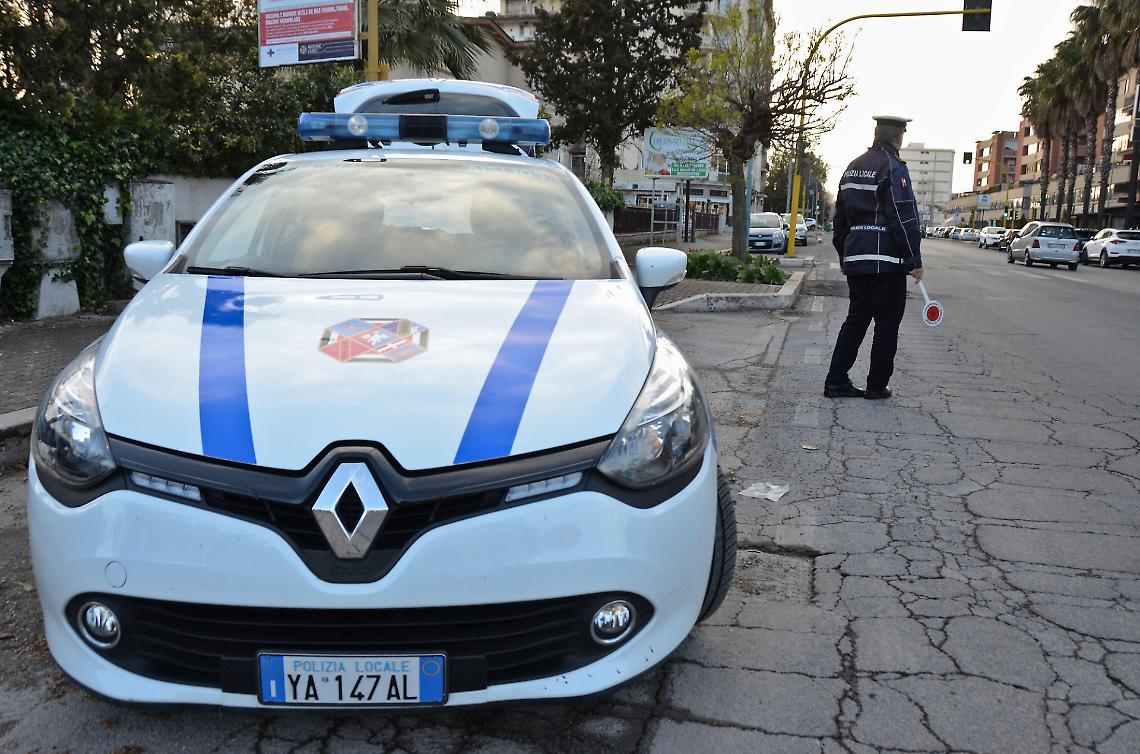 Sicurezza stradale, controlli della Polizia Locale in citt&agrave; con l'etilometro 