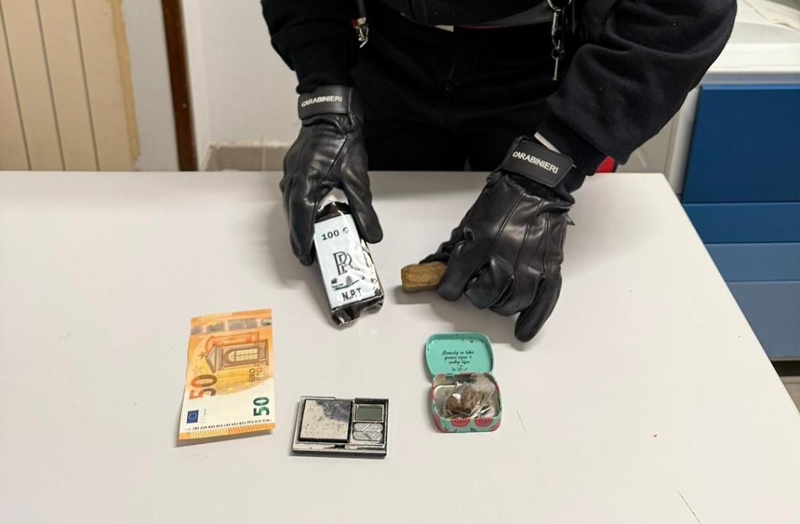 Fugge dai Carabinieri, in casa nascondeva droga