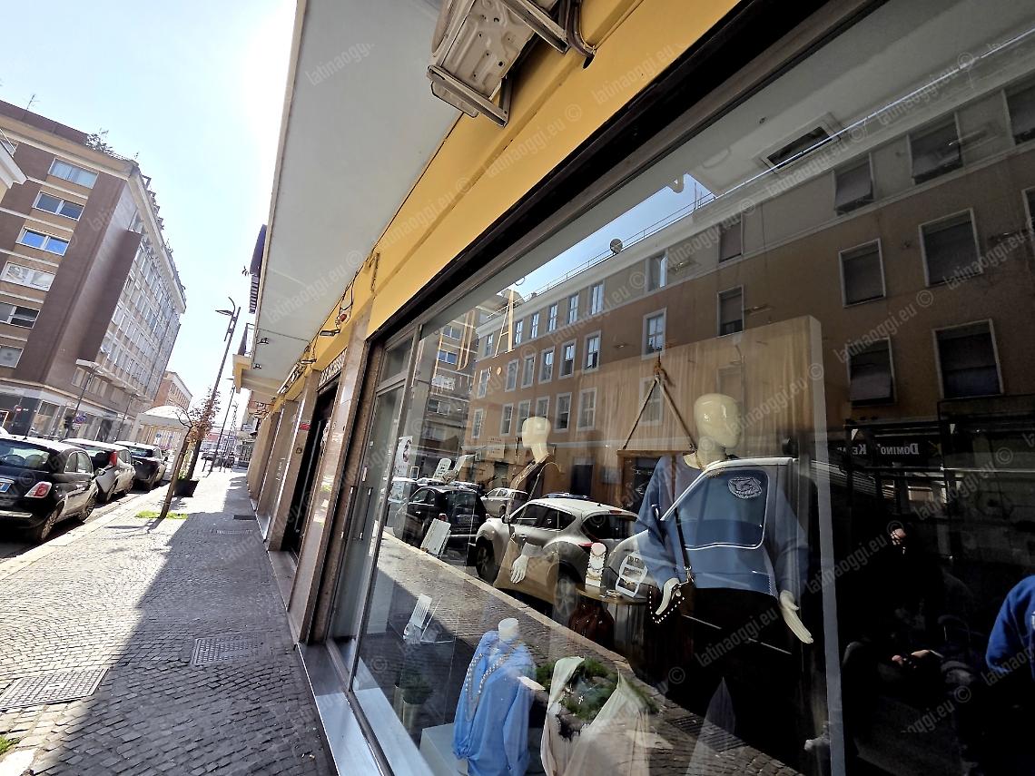 In un negozio di abbigliamento del centro un'estetista non autorizzata 