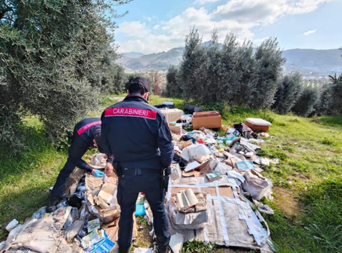 Rifiuti abbandonati in un oliveto, due denunciati dai Carabinieri Forestali