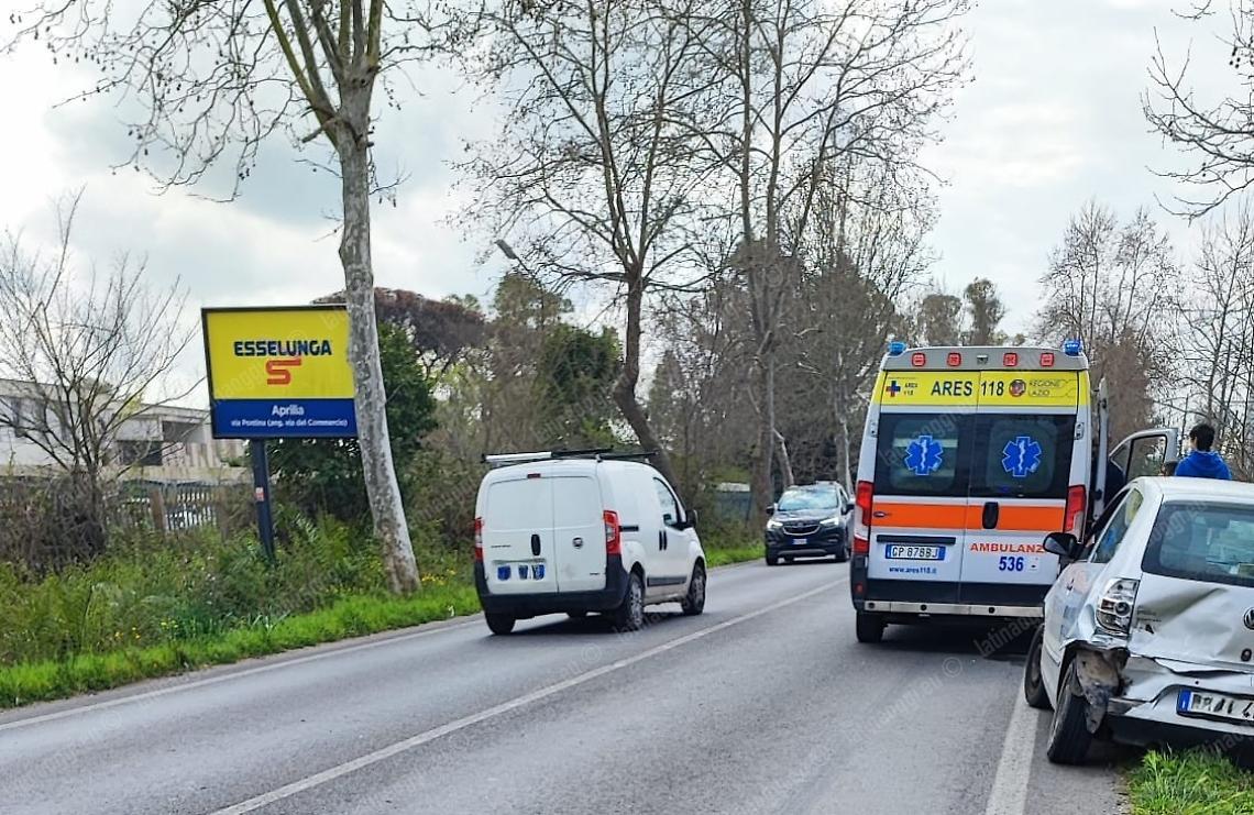 Incidente sulla Nettunense, tampona l&rsquo;auto e fugge via