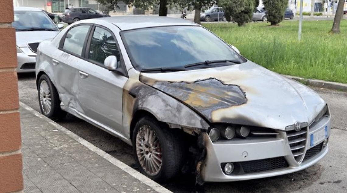 Brucia un'auto, messaggio di fuoco per un detenuto ai domiciliari