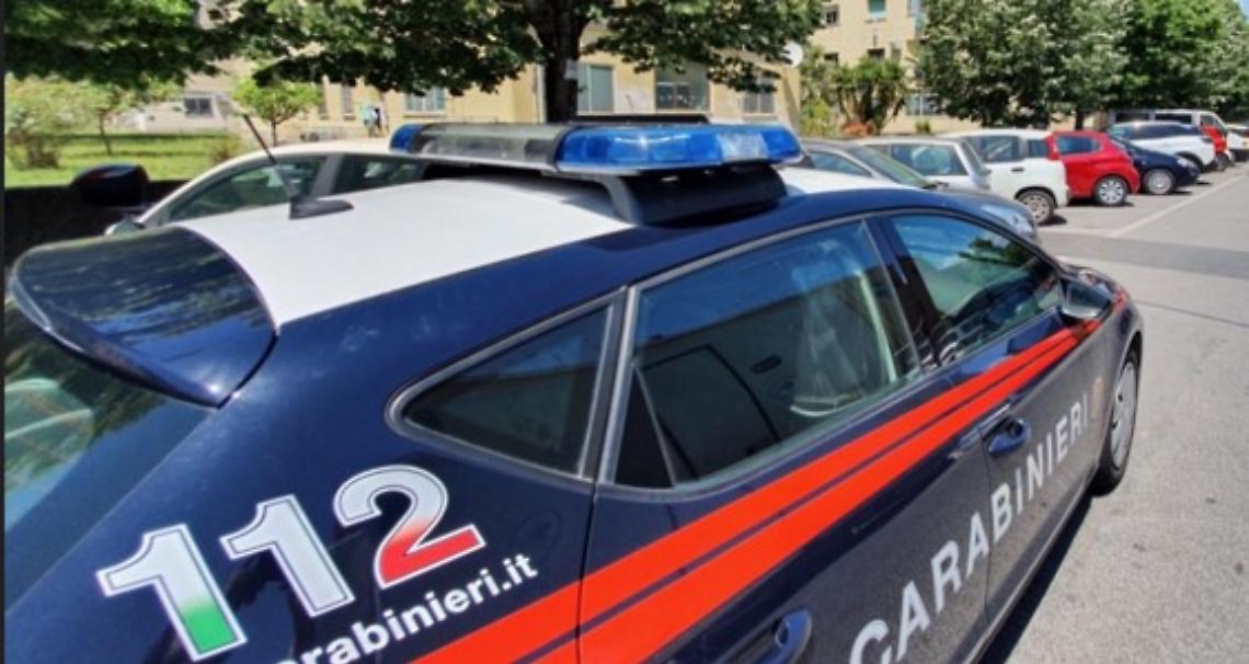 Quindicenne spinta a terra e aggredita con una lametta