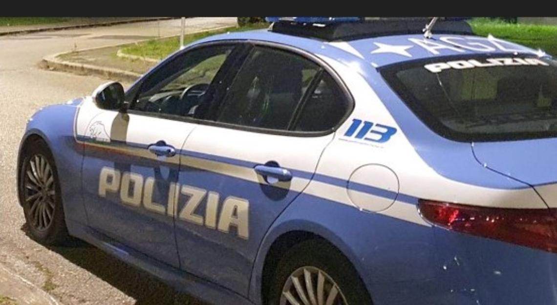 Pattuglia della polizia speronata dai ladri in fuga durante l'inseguimento