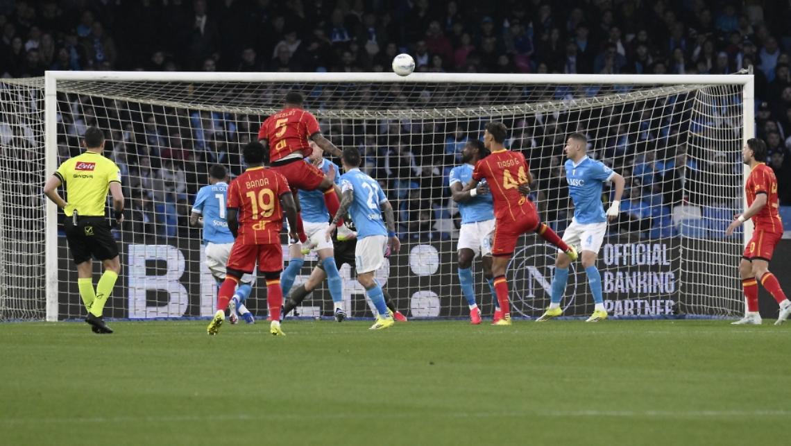 Hojlund e Politano ribaltono il Lecce: al "Maradona" finisce 2-1