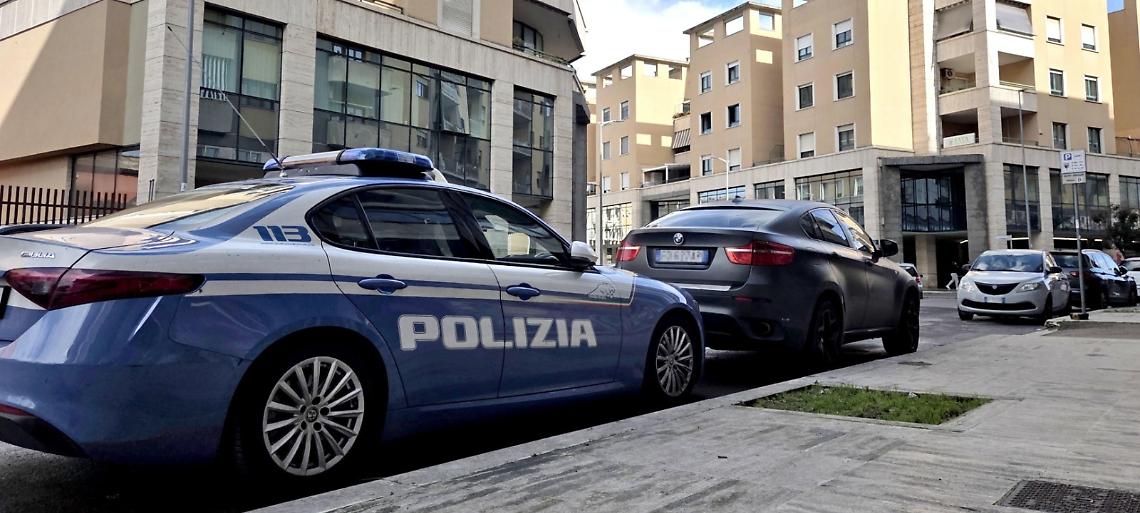 Inseguito e bloccato dopo il furto, lascia il telefono rubato e scappa a piedi