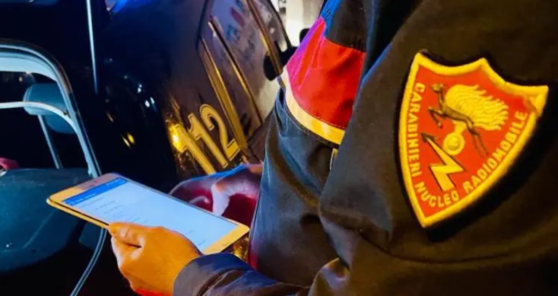 Fermato senza patente con droga e coltelli. I Carabinieri denunciano un quarantunenne 