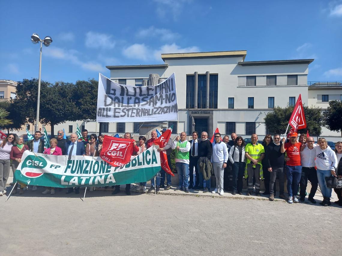 Aprilia Multiservizi, protesta in Prefettura contro i tagli 