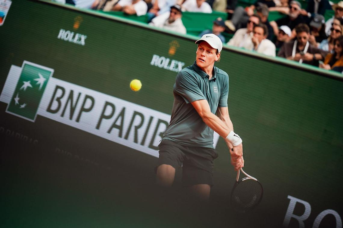 Sinner travolge Zverev e vola in finale a Montecarlo