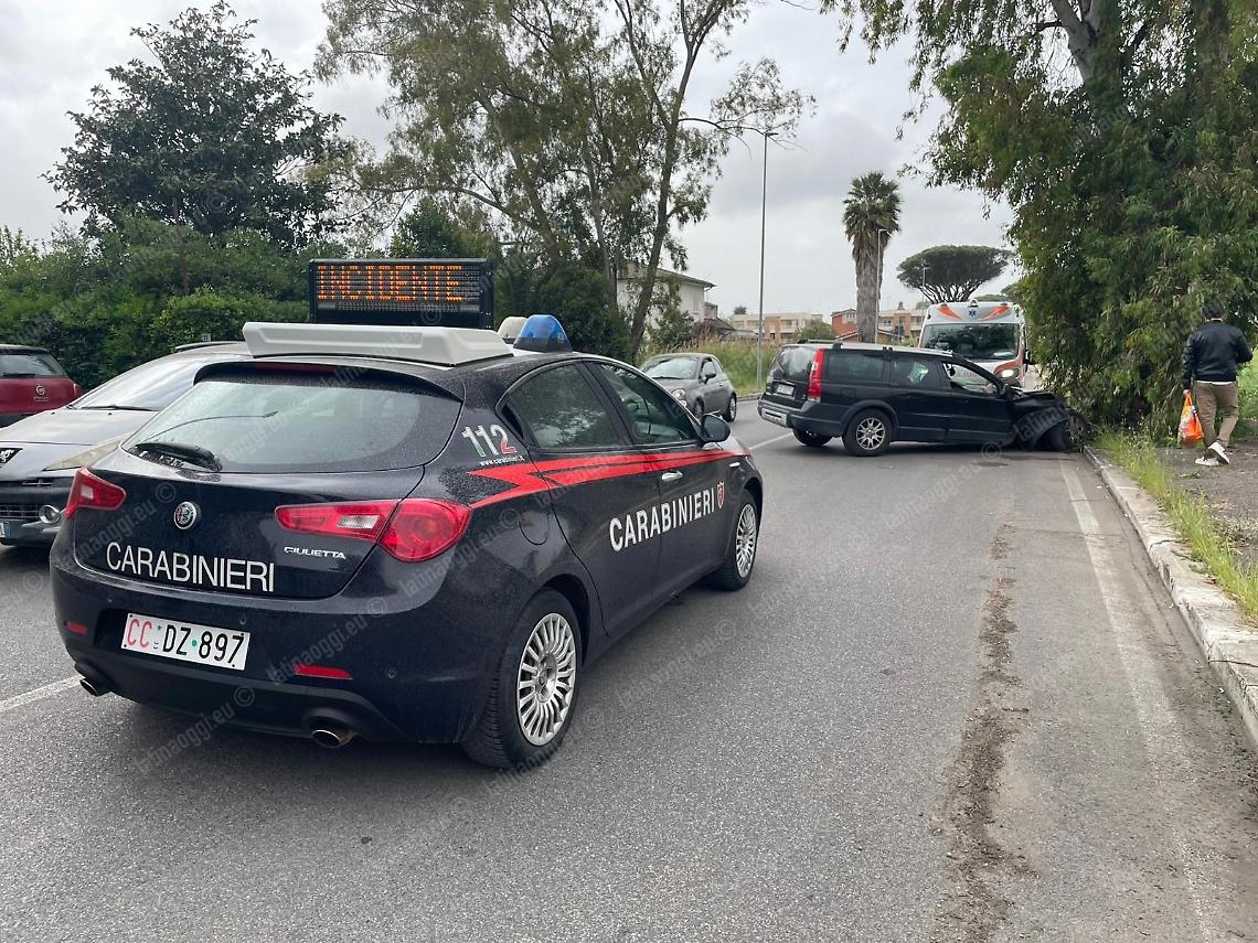 Accusa un malore alla guida, accosta ma prende un albero