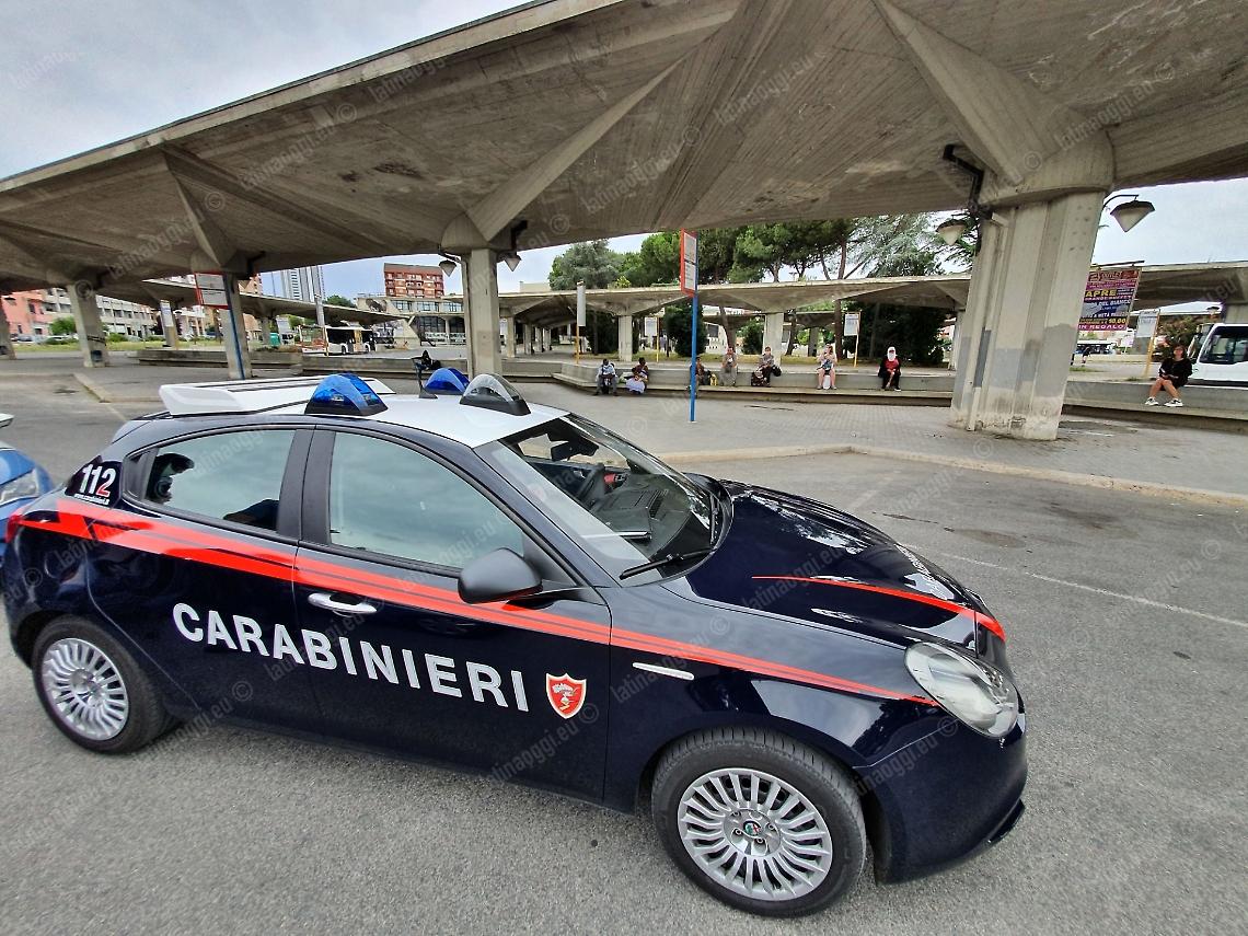 Latina, furto su autobus e spese con carta rubata: due denunciati dai Carabinieri