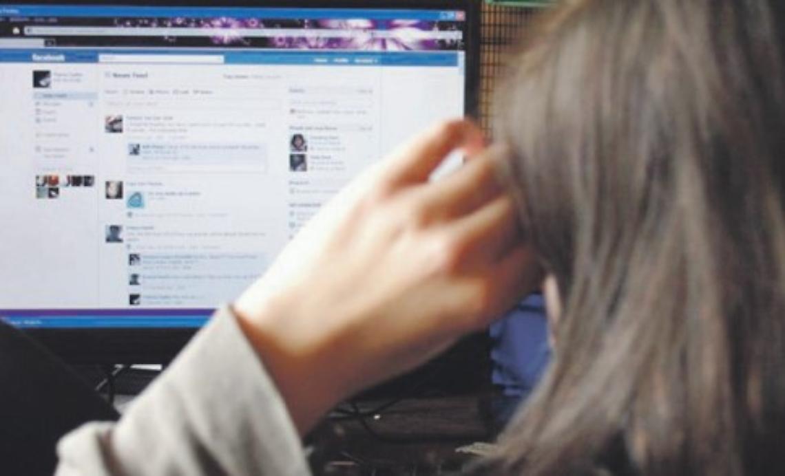 Non gli rinnovano il contratto, stalkerizza la direttrice