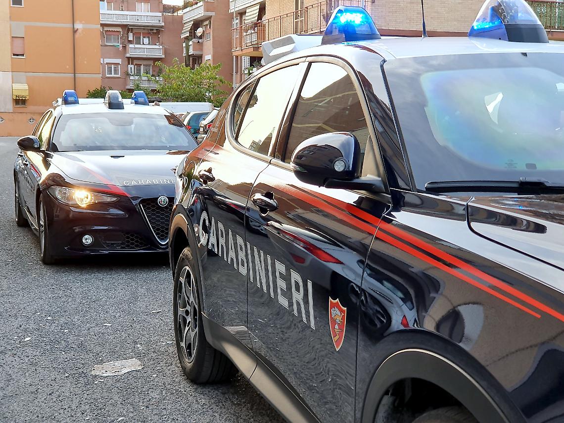 Palpeggia due adolescenti in strada, arrestato uno straniero