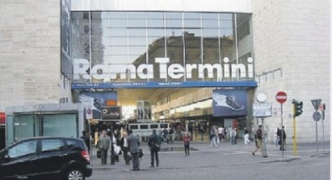 Palpeggia una ragazza nella stazione Termini, processo per un 25enne
