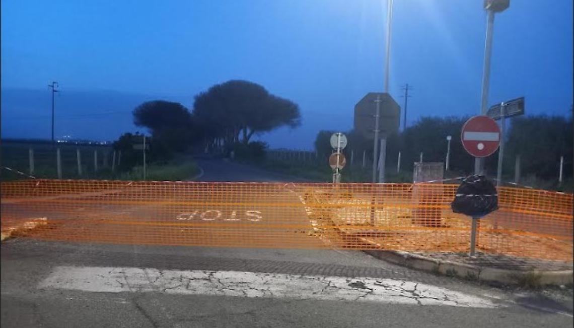 Ramo cade sull'auto e alberi secchi lungo la strada, chiusa via dei Cinque Archi